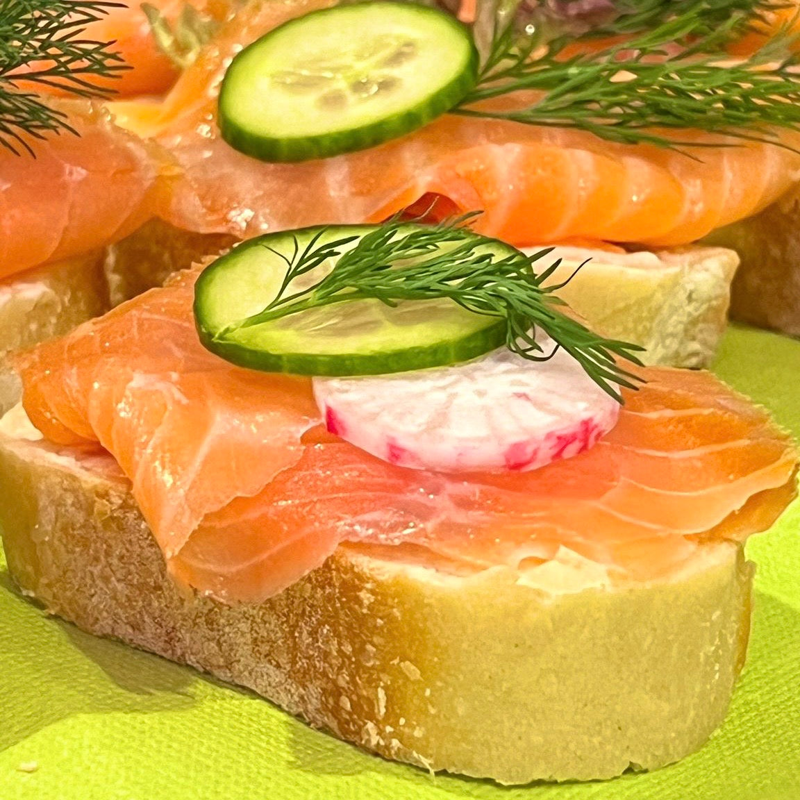 Liebevoll dekoriert; Frisches Baguette mit feinstem Räucherlachs