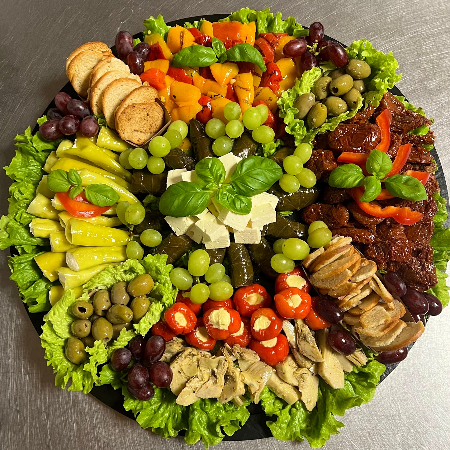 Antipasti-Platte bestellen: bunt dekoriert je nach Jahreszeit.