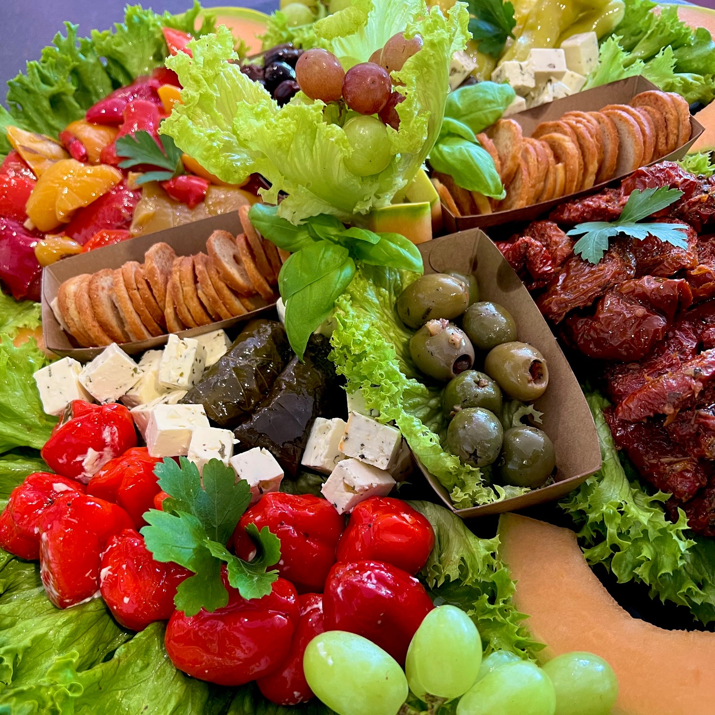 Oliven, Tomaten, Feta und vieles mehr auf der Antipasti Platte