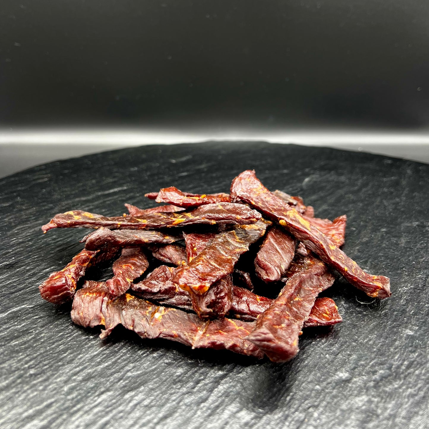 Beef Jerky ist ein gewürztes Trockenfleisch vom Weiderind, getrocknet und geräuchert.