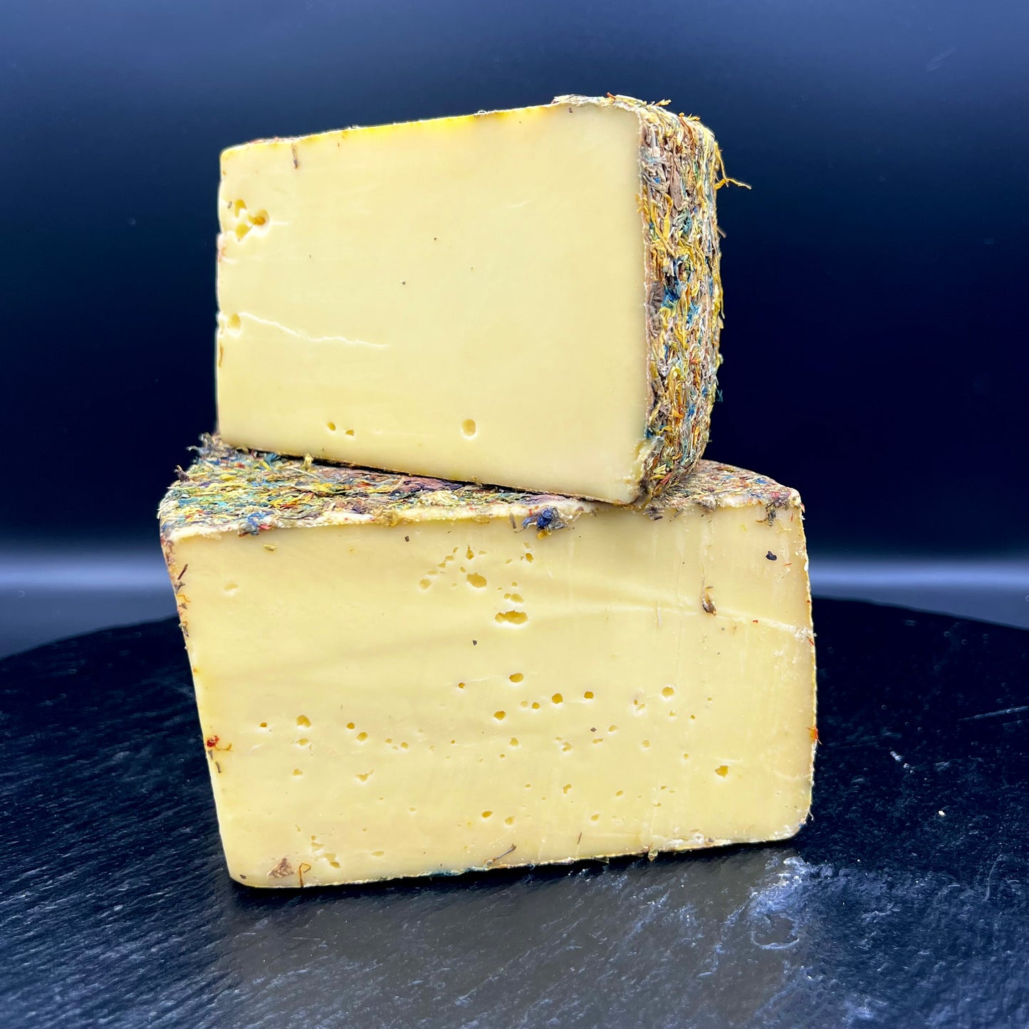 Heublumenkäse: Milder Käse mit essbarer Blütenrinde.