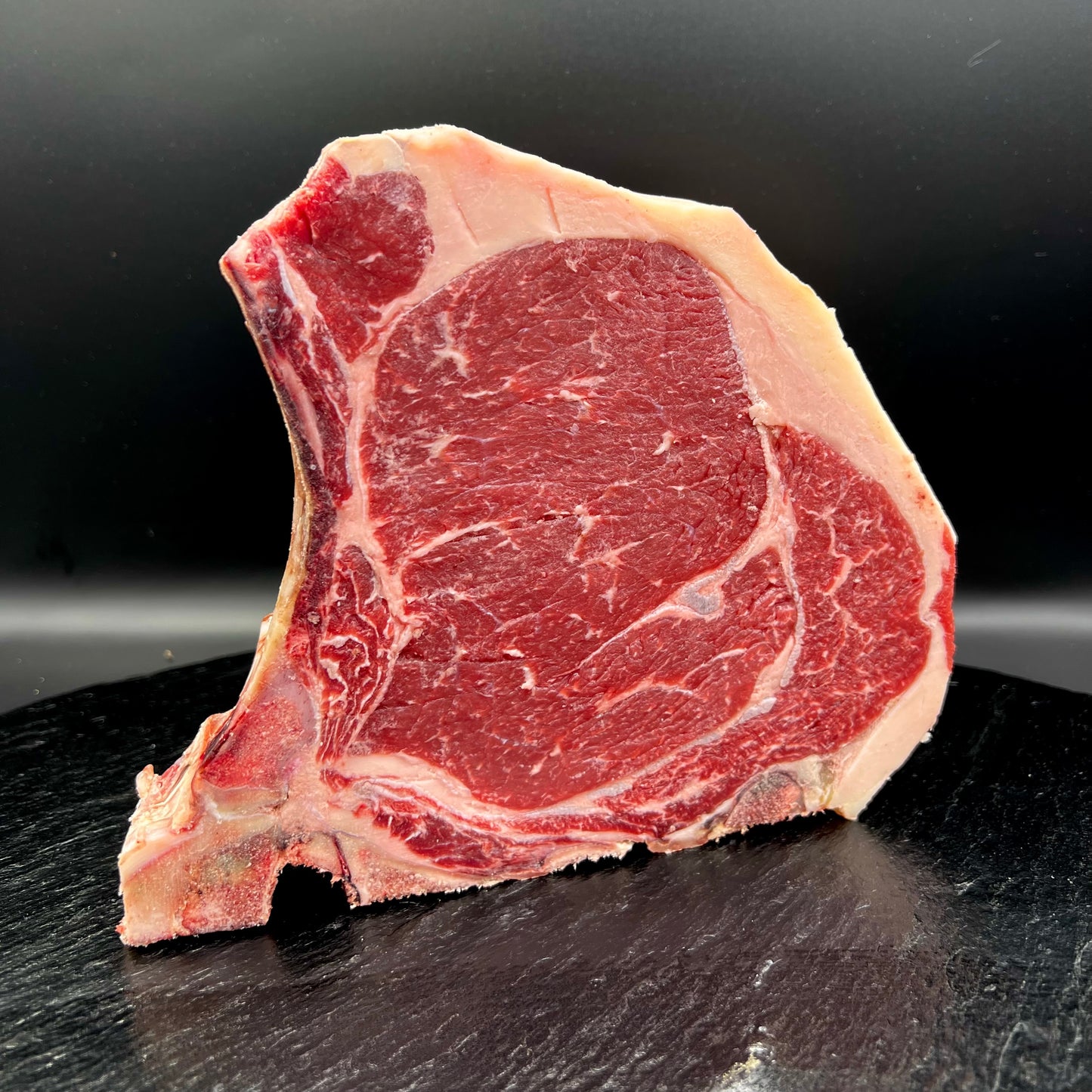 Dry Aged Rib-Eye Steak mit Knochen vom Weiderind