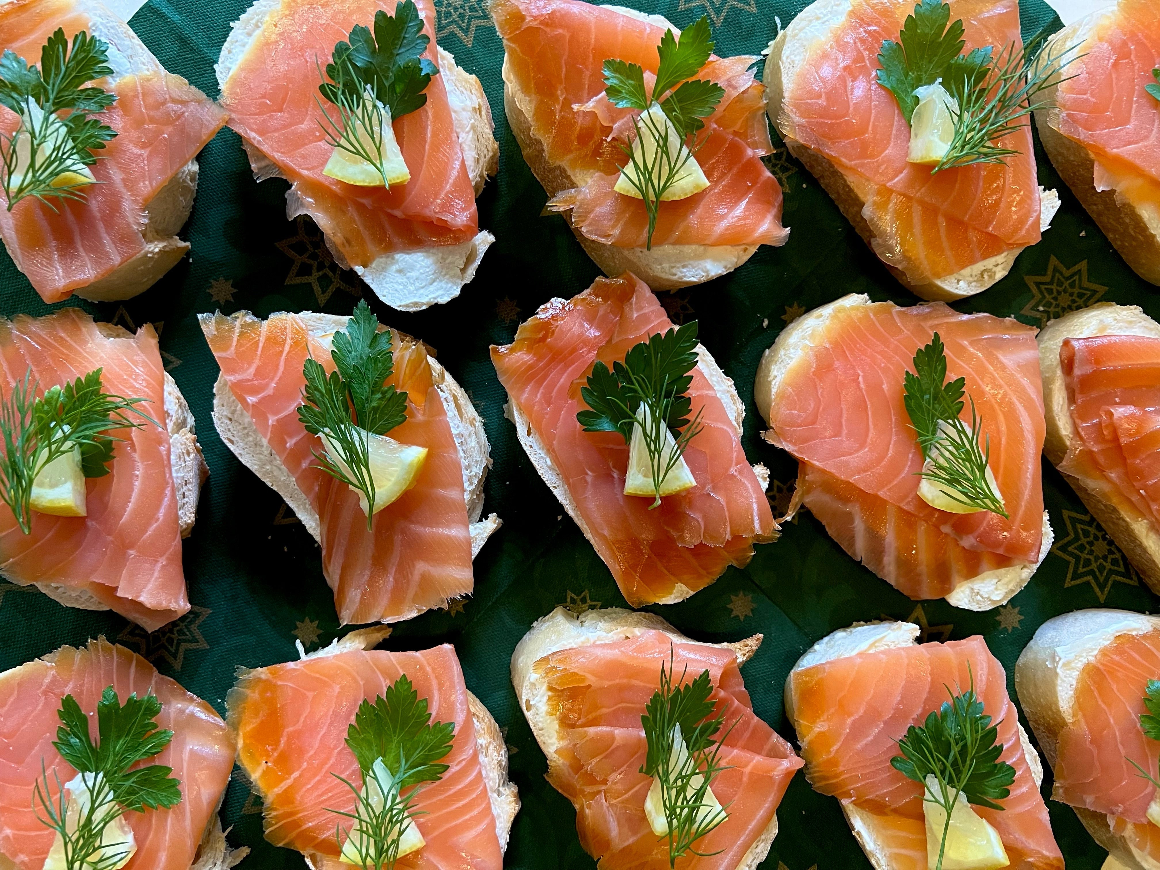 Canapés mit Lachs & Meerrettich online kaufen – HEIGL Metzgerei Canapés mit Lachs & Meerrettich online kaufen – HEIGL Metzgerei