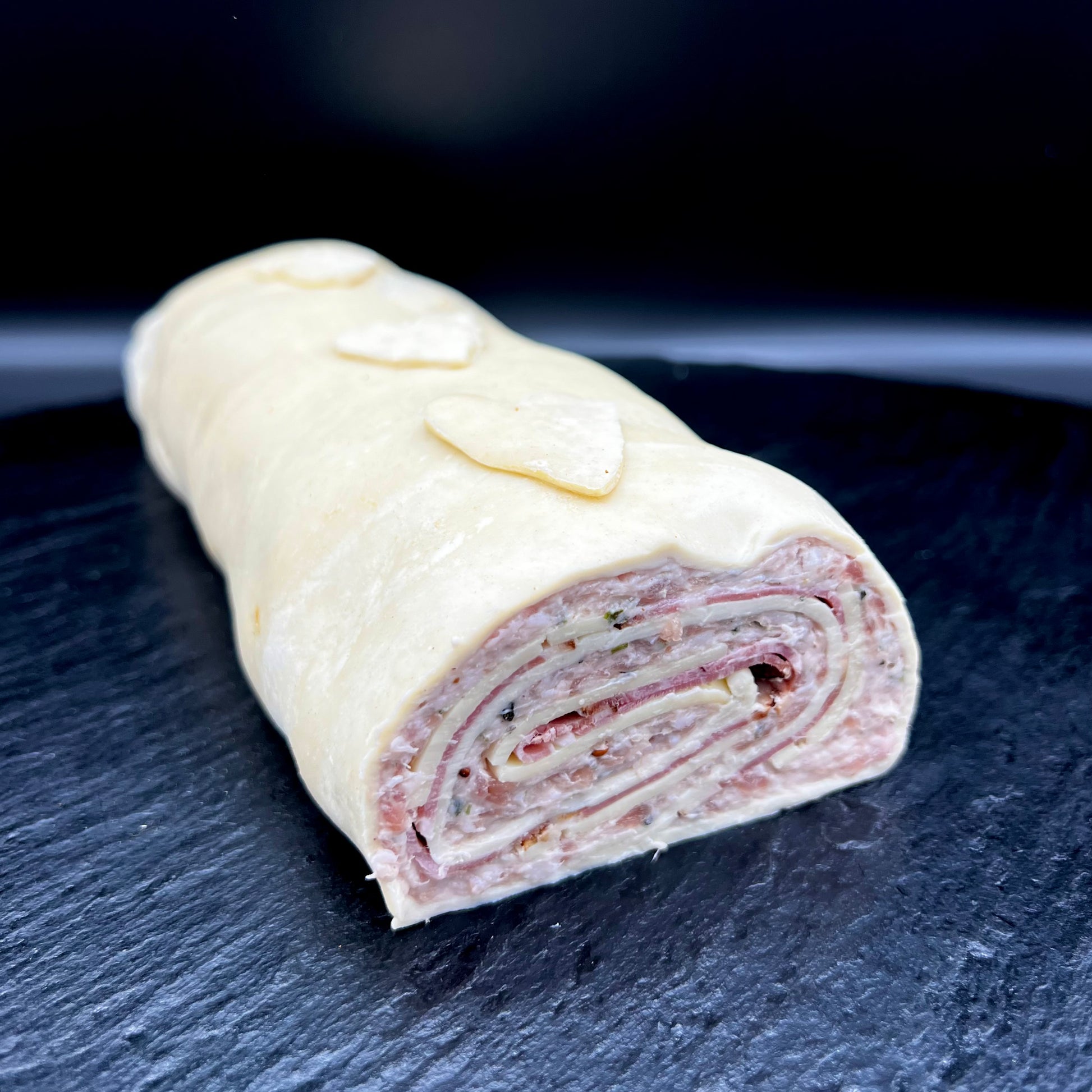 fertige Schinken-Käse-Rolle im Blätterteig